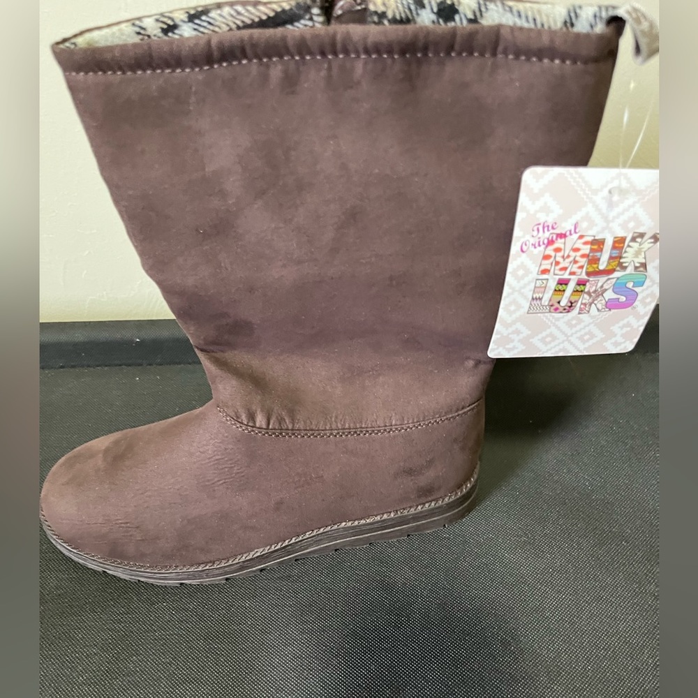 Size 8 Women’s Muk Luks